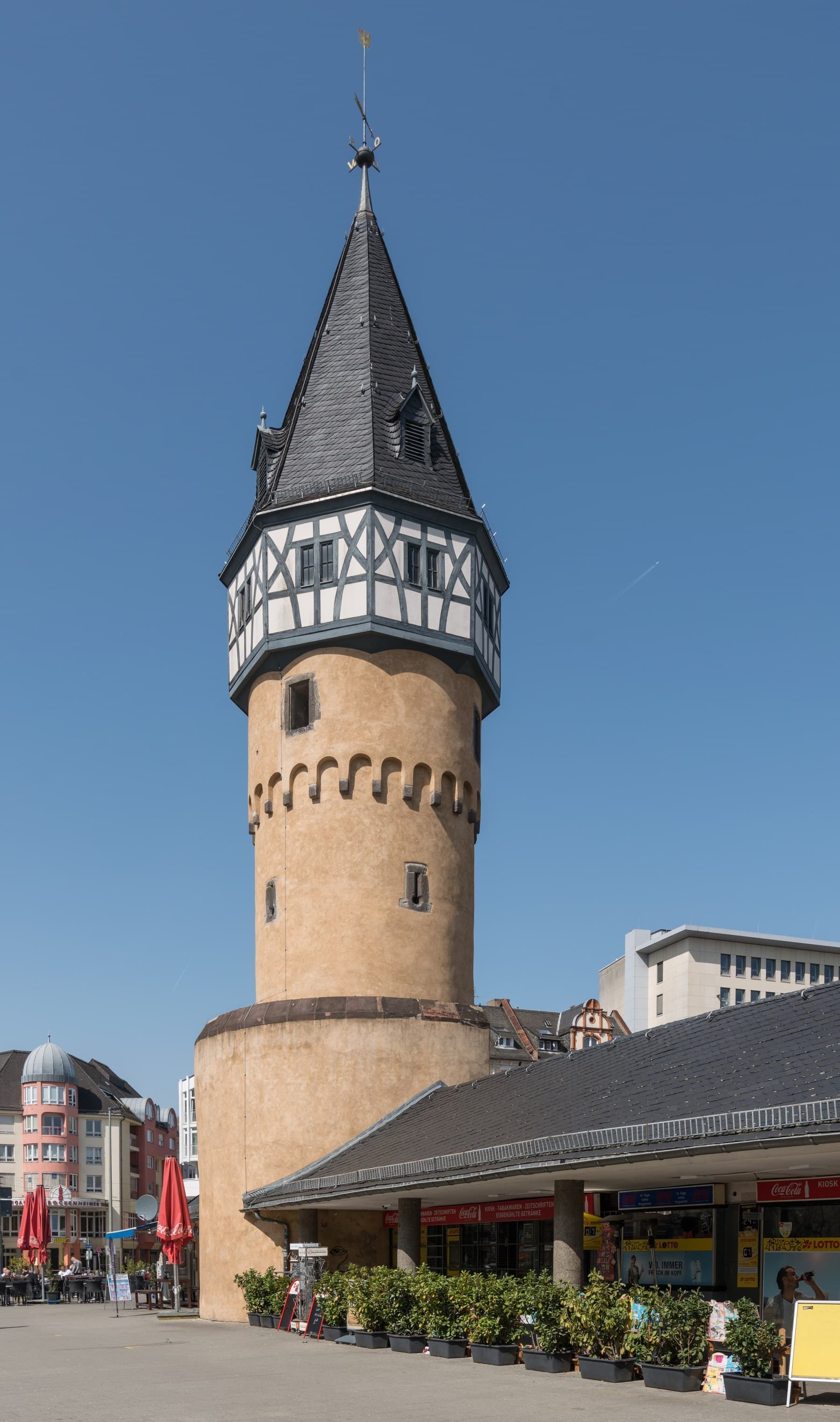 Die Bockenheimer Warte, ein mittelalterlicher Wachturm, in einer heutigen Aufnahme