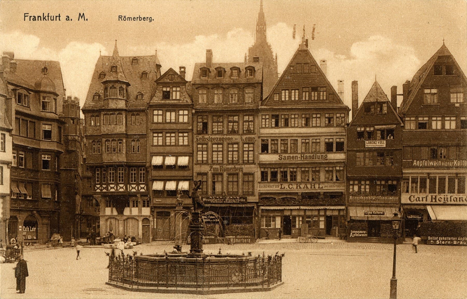Postkarte des Frankfurter Römerbergs mit Fachwerkhäusern und Justitiabrunnen, um 1900