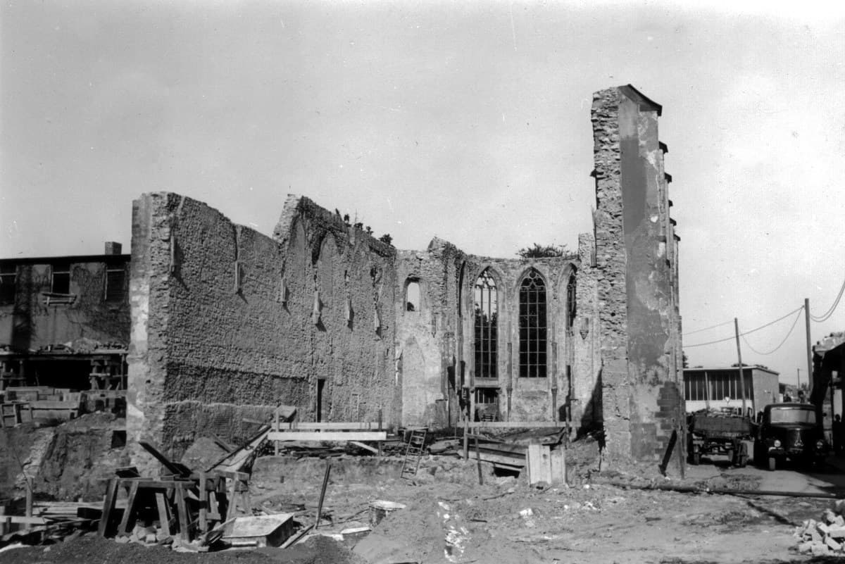 Ruine der Heiliggeistkirche in der zerstörten Frankfurter Altstadt